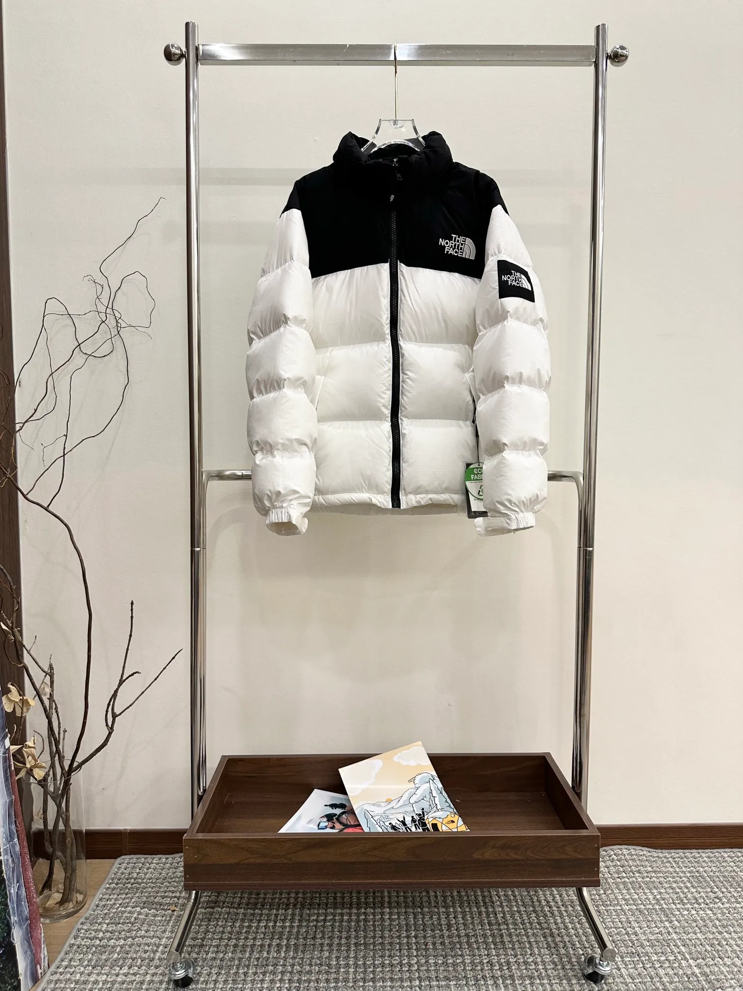 Top original version 💰P310 Style number: Y 101 #White The North Face /North Face Large plaid Same Style down jacket for men and women Trend vane Kanye Same Style! The pure original national standard 90 white duck down is fluffy and full, and has strong outdoor functions. The outer and inner fabrics are waterproof and have strong adhesive strength, which is water-proof, and the down filling is up to 350g! Don’t miss this super nice down jacket~. Feel free to wear Versatile, and feel free to go to the snow in winter. Complete range of water-washable laser markings! Black technology 3M waterproof treatment, regardless of rain and snow in winter! YKK original zipper restores Authentic, you deserve it this autumn and winter! Size:XS-XXL